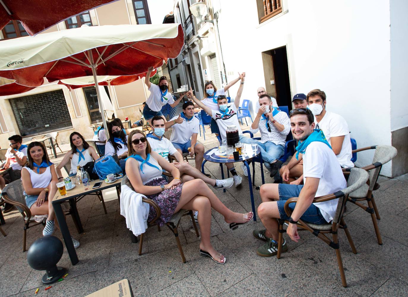 Siero ha sustituido La Sobatiella por la Plaza Les Campes. Terrazas que hacen las veces del prau en una edición especial, festiva pero con las restricciones que impone la pandemia. Aún así, los polesos no quieren quedarse sin fiesta.