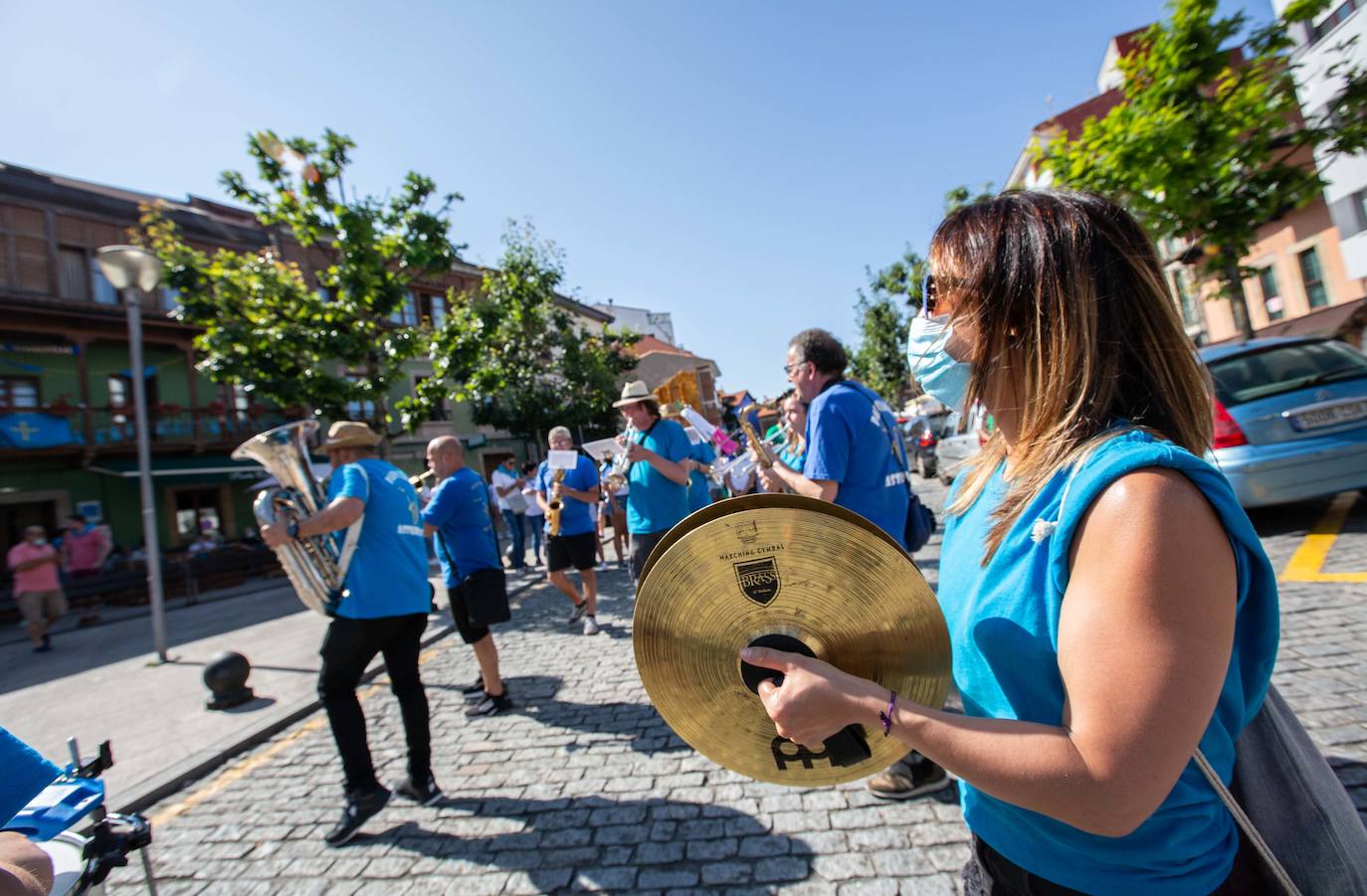 Siero ha sustituido La Sobatiella por la Plaza Les Campes. Terrazas que hacen las veces del prau en una edición especial, festiva pero con las restricciones que impone la pandemia. Aún así, los polesos no quieren quedarse sin fiesta.