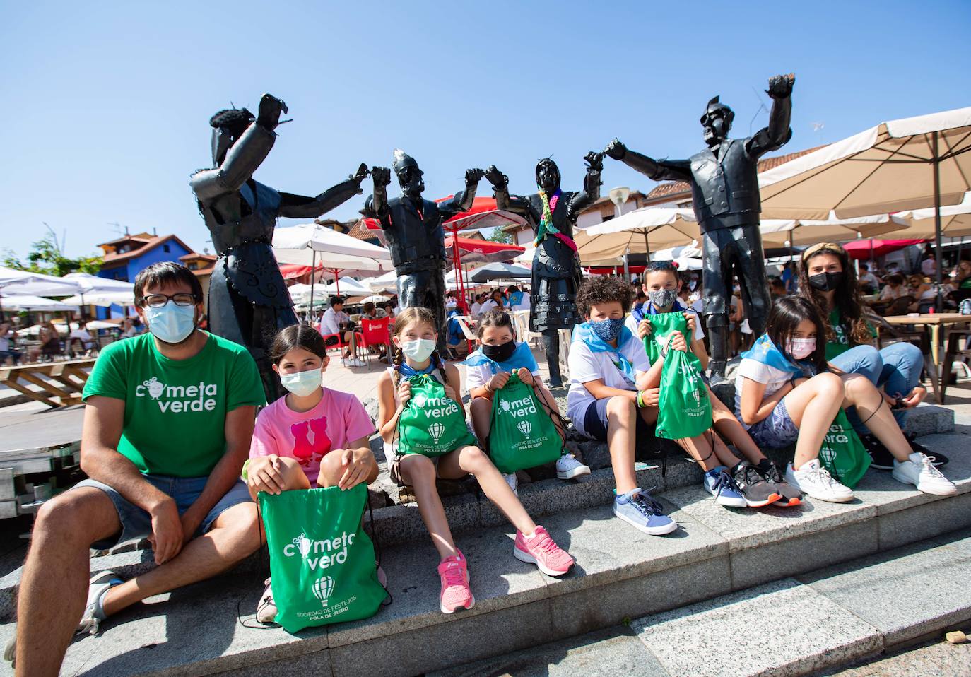 Siero ha sustituido La Sobatiella por la Plaza Les Campes. Terrazas que hacen las veces del prau en una edición especial, festiva pero con las restricciones que impone la pandemia. Aún así, los polesos no quieren quedarse sin fiesta.