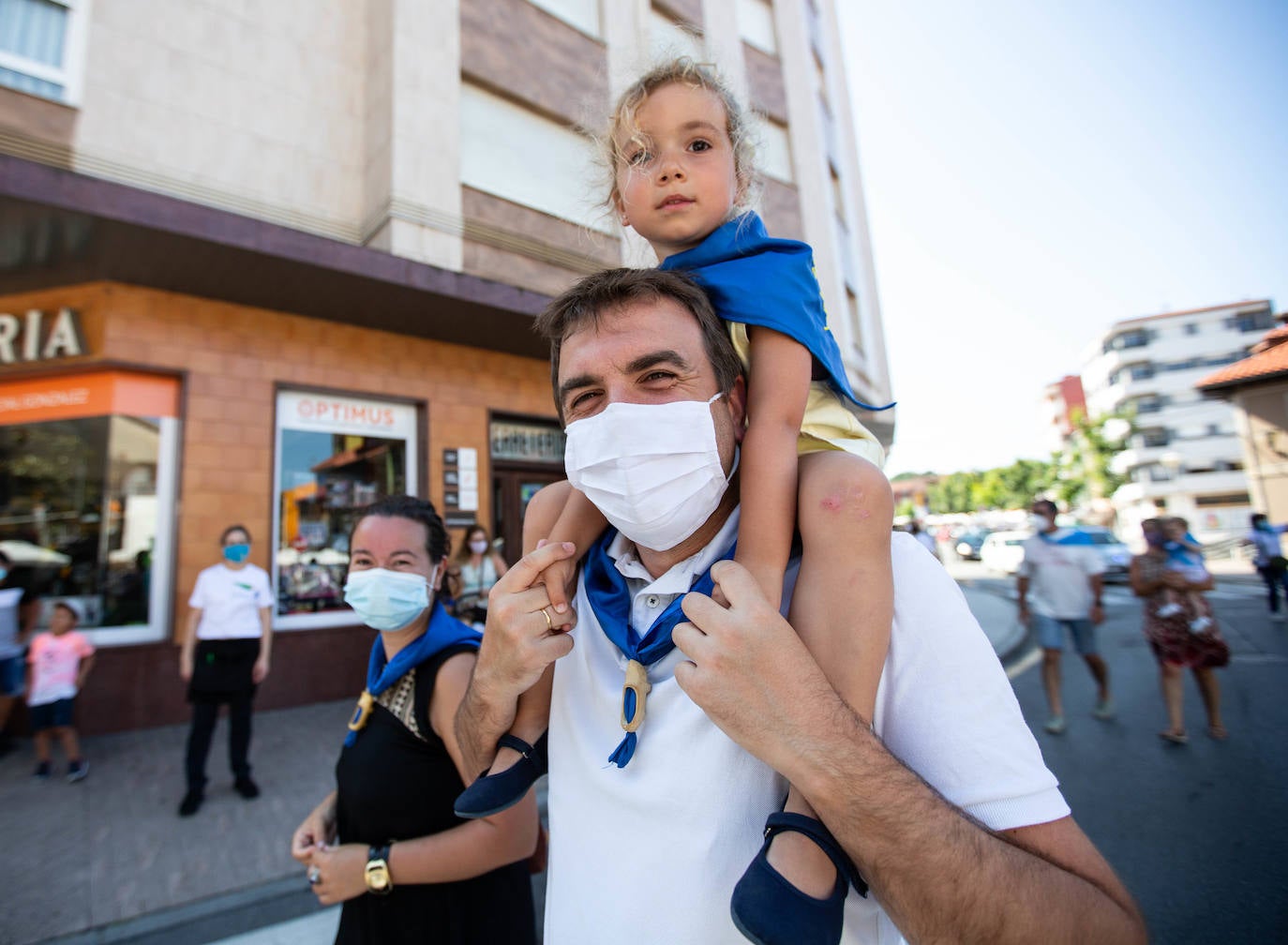 Siero ha sustituido La Sobatiella por la Plaza Les Campes. Terrazas que hacen las veces del prau en una edición especial, festiva pero con las restricciones que impone la pandemia. Aún así, los polesos no quieren quedarse sin fiesta.