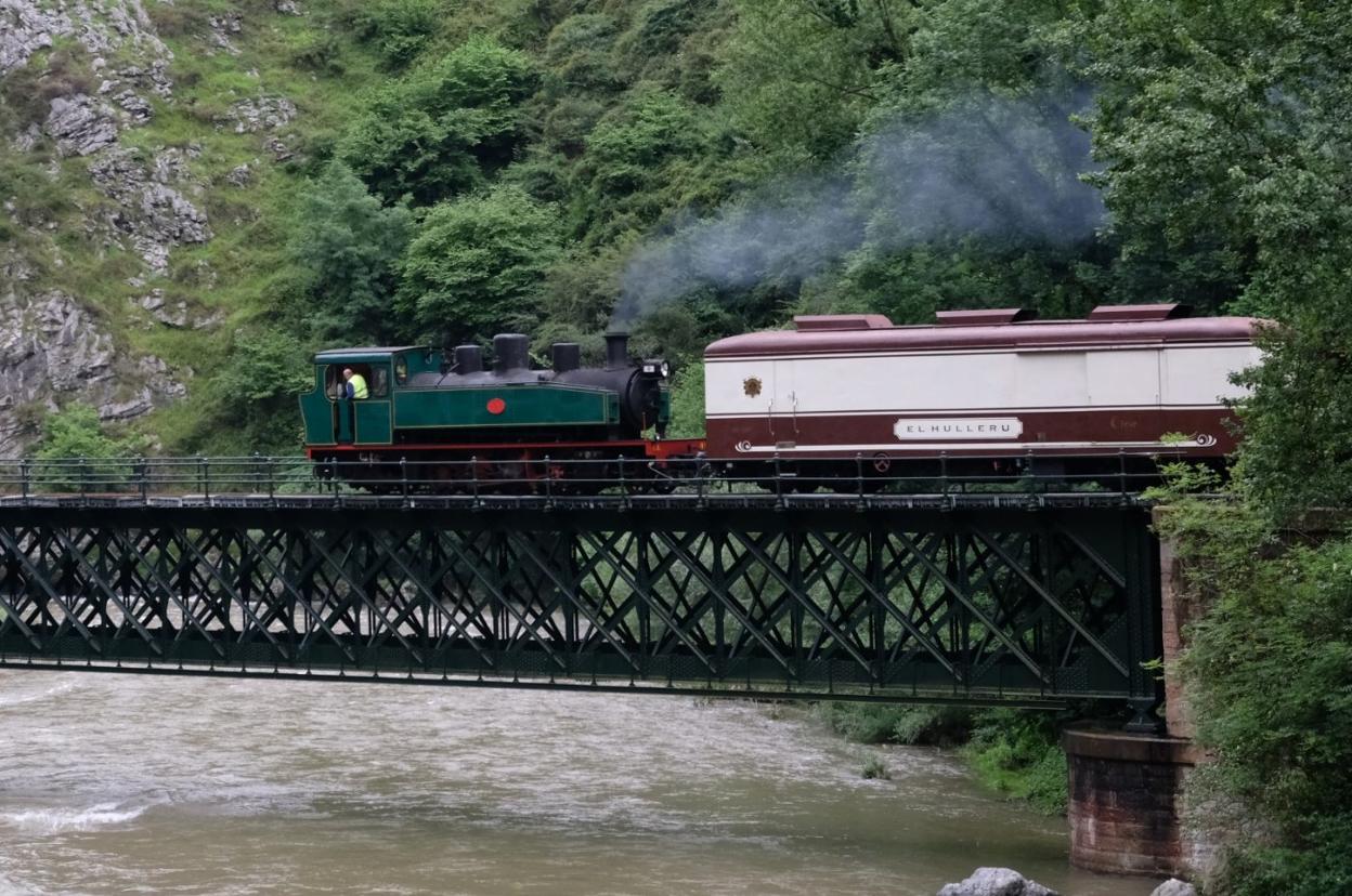 Una prueba realizada con el que sería el tren turístico por la línea de Baíña a Collanzo. 