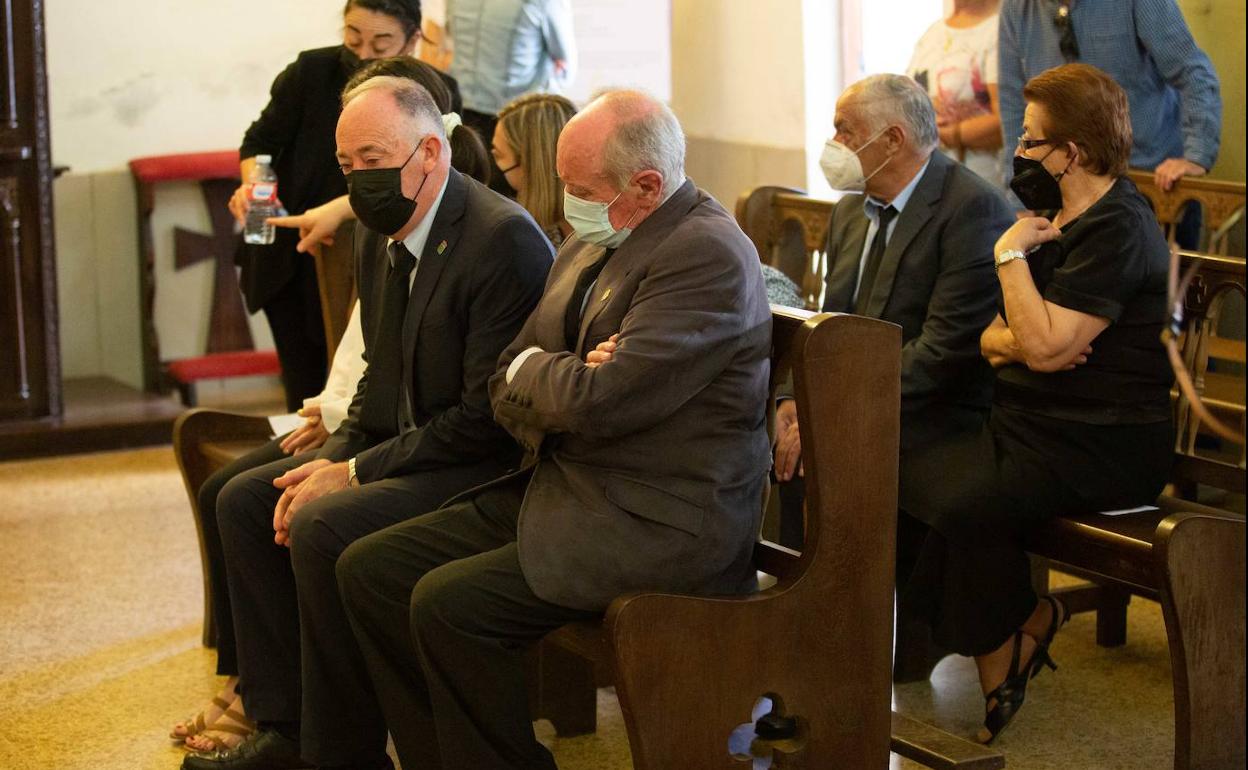 Eduardo Martínez-Llosa, hermano de Iván, visiblemente afectado en el funeral.