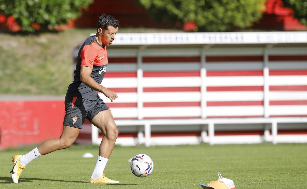 Pelayo Morilla, en un entrenamiento del Sporting.