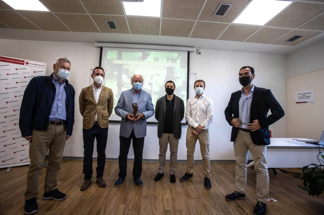 Ángel Luis García, Pedro Menéndez, José María Lana, Julio Pérez, Felipe Lombó y Francisco García, en la entrega del Premio, ayer. 