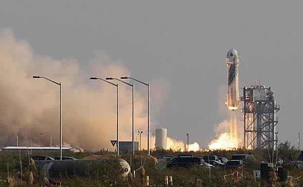 Imagen principal - Jeff Bezos ya es astronauta