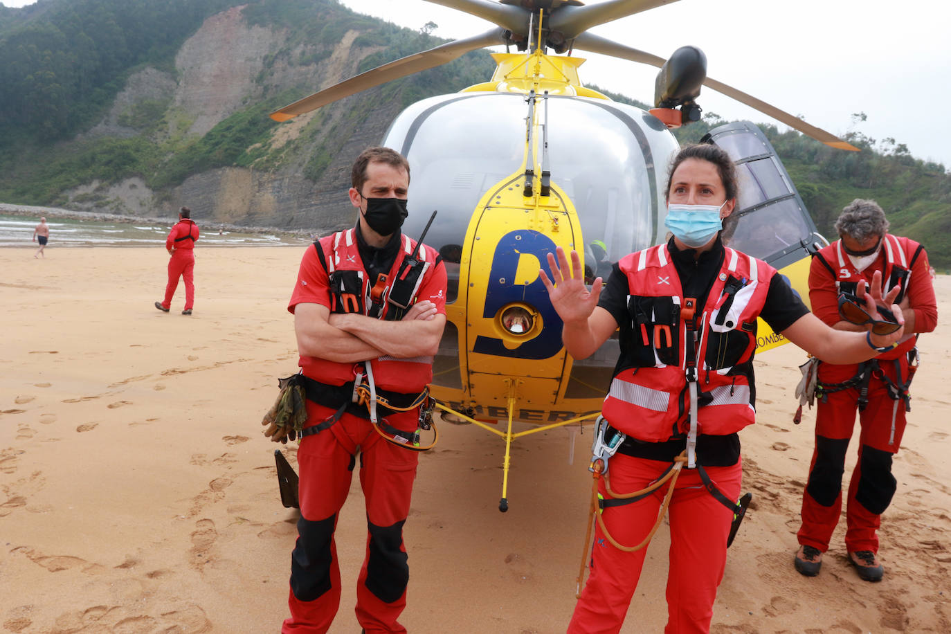 El helicóptero del Servicio de Emergencias del Principado realizó esta mañana un simulacro en la playa de Rodiles. La actuación, que contaba con la participación de más de veinte profesionales, despertó la curiosidad entre los bañistas. El objetivo de este simulacro es enseñar a los socorristas cómo actuar en caso de emergencia durante este verano. El equipo rescatador explicó cuál es la mejor zona para el aterrizaje y cómo deben prepararse.