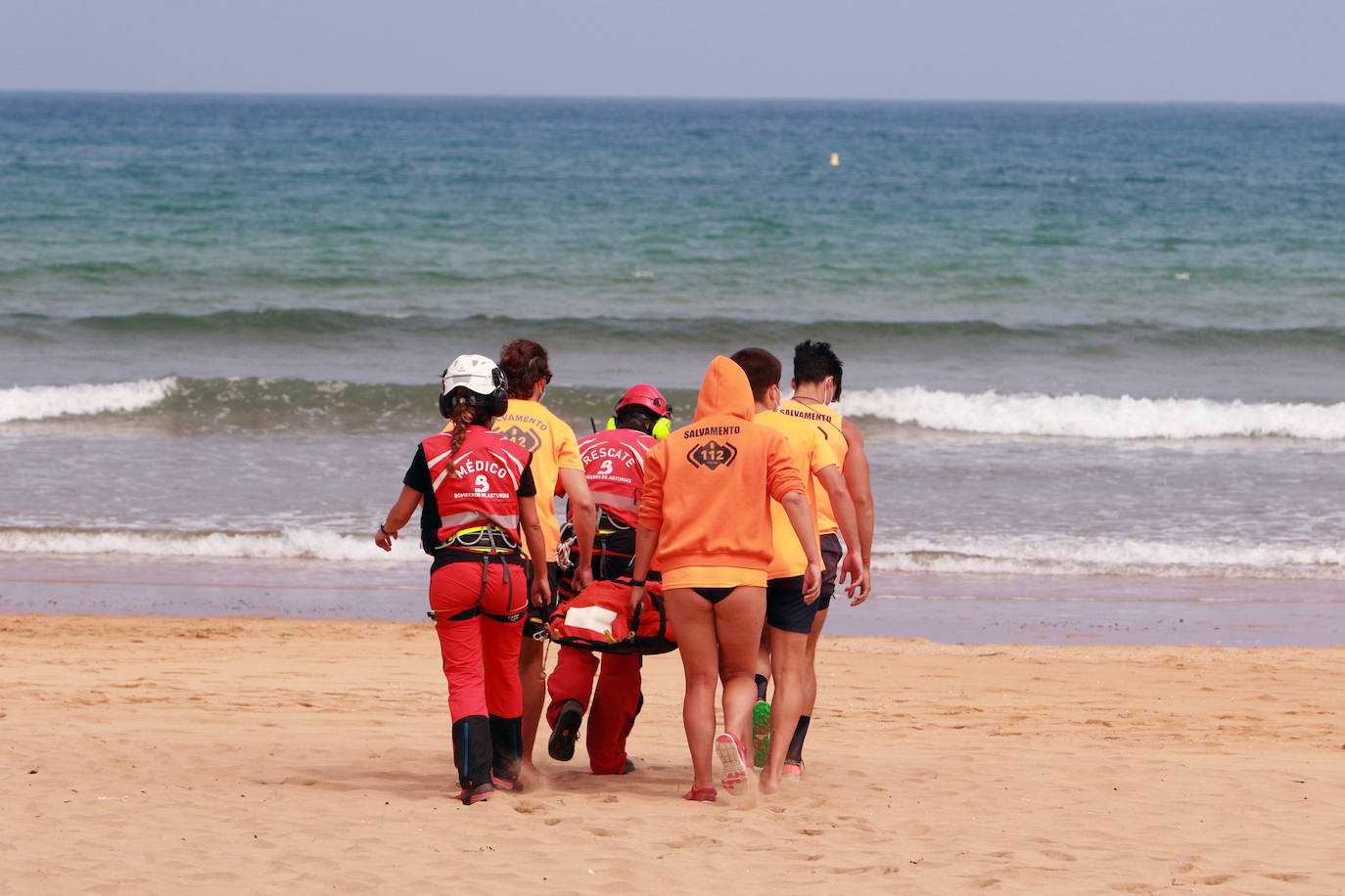 El helicóptero del Servicio de Emergencias del Principado realizó esta mañana un simulacro en la playa de Rodiles. La actuación, que contaba con la participación de más de veinte profesionales, despertó la curiosidad entre los bañistas. El objetivo de este simulacro es enseñar a los socorristas cómo actuar en caso de emergencia durante este verano. El equipo rescatador explicó cuál es la mejor zona para el aterrizaje y cómo deben prepararse.