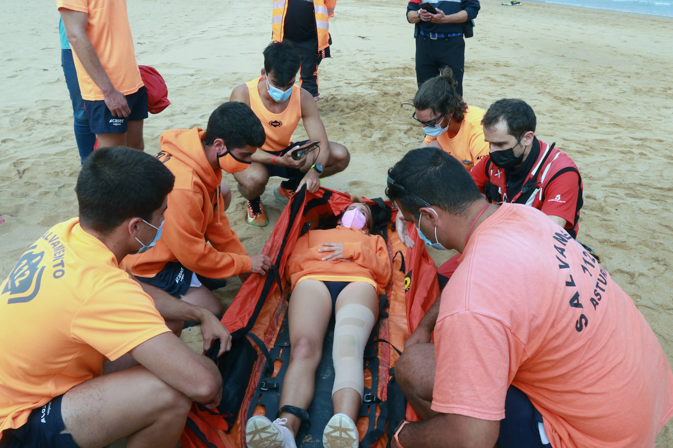 El helicóptero del Servicio de Emergencias del Principado realizó esta mañana un simulacro en la playa de Rodiles. La actuación, que contaba con la participación de más de veinte profesionales, despertó la curiosidad entre los bañistas. El objetivo de este simulacro es enseñar a los socorristas cómo actuar en caso de emergencia durante este verano. El equipo rescatador explicó cuál es la mejor zona para el aterrizaje y cómo deben prepararse.