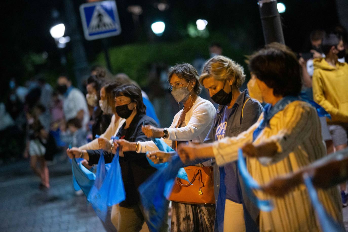 Medio centenar de sierenses se congregaron en el parque Alfonso X El Sabio para bailar la Danza Prima y cerrar así la edición de la fiesta de prao más famosa. Los romeros mantuvieron la distancia interpersonal con pañuelos azules, pero ello no les impidió disfrutar del tradicional baile asturiano y sentirse más unidos que nunca