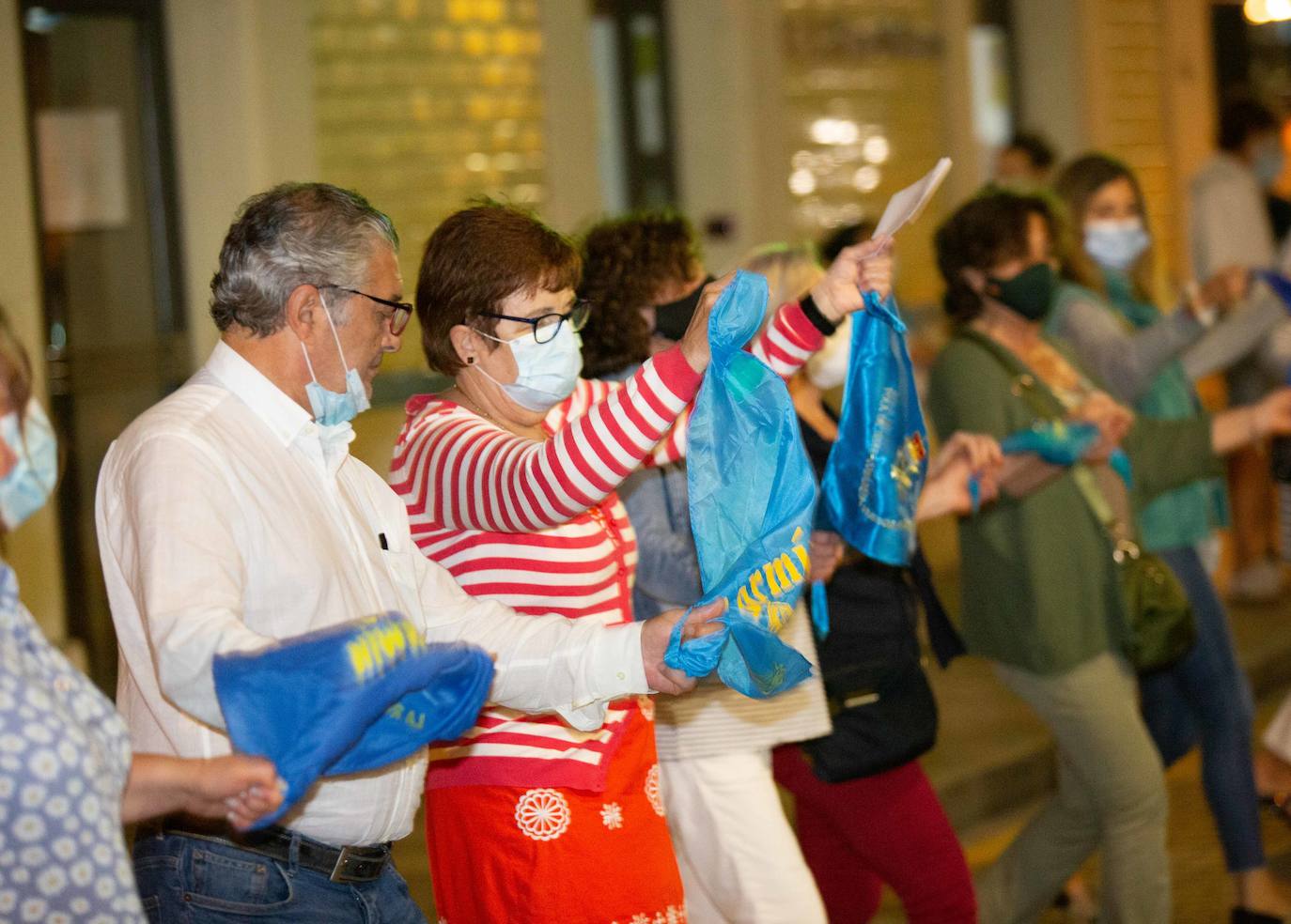 Medio centenar de sierenses se congregaron en el parque Alfonso X El Sabio para bailar la Danza Prima y cerrar así la edición de la fiesta de prao más famosa. Los romeros mantuvieron la distancia interpersonal con pañuelos azules, pero ello no les impidió disfrutar del tradicional baile asturiano y sentirse más unidos que nunca