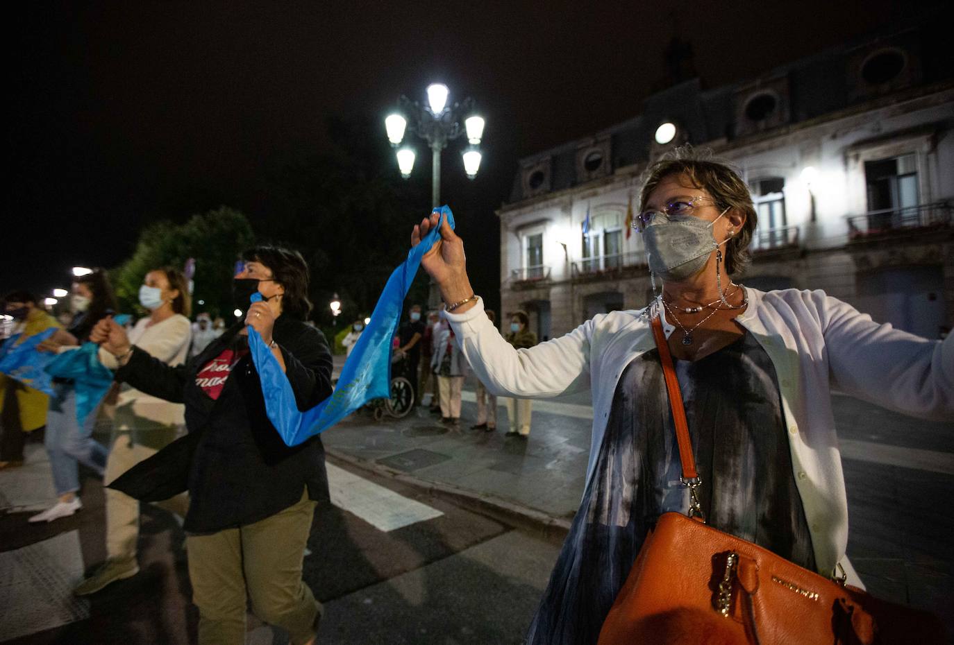 Medio centenar de sierenses se congregaron en el parque Alfonso X El Sabio para bailar la Danza Prima y cerrar así la edición de la fiesta de prao más famosa. Los romeros mantuvieron la distancia interpersonal con pañuelos azules, pero ello no les impidió disfrutar del tradicional baile asturiano y sentirse más unidos que nunca