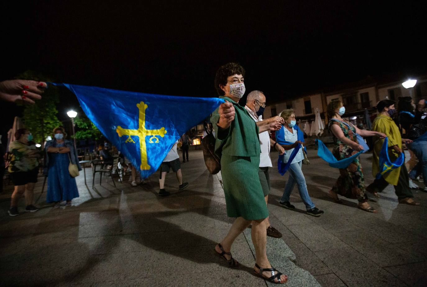Medio centenar de sierenses se congregaron en el parque Alfonso X El Sabio para bailar la Danza Prima y cerrar así la edición de la fiesta de prao más famosa. Los romeros mantuvieron la distancia interpersonal con pañuelos azules, pero ello no les impidió disfrutar del tradicional baile asturiano y sentirse más unidos que nunca