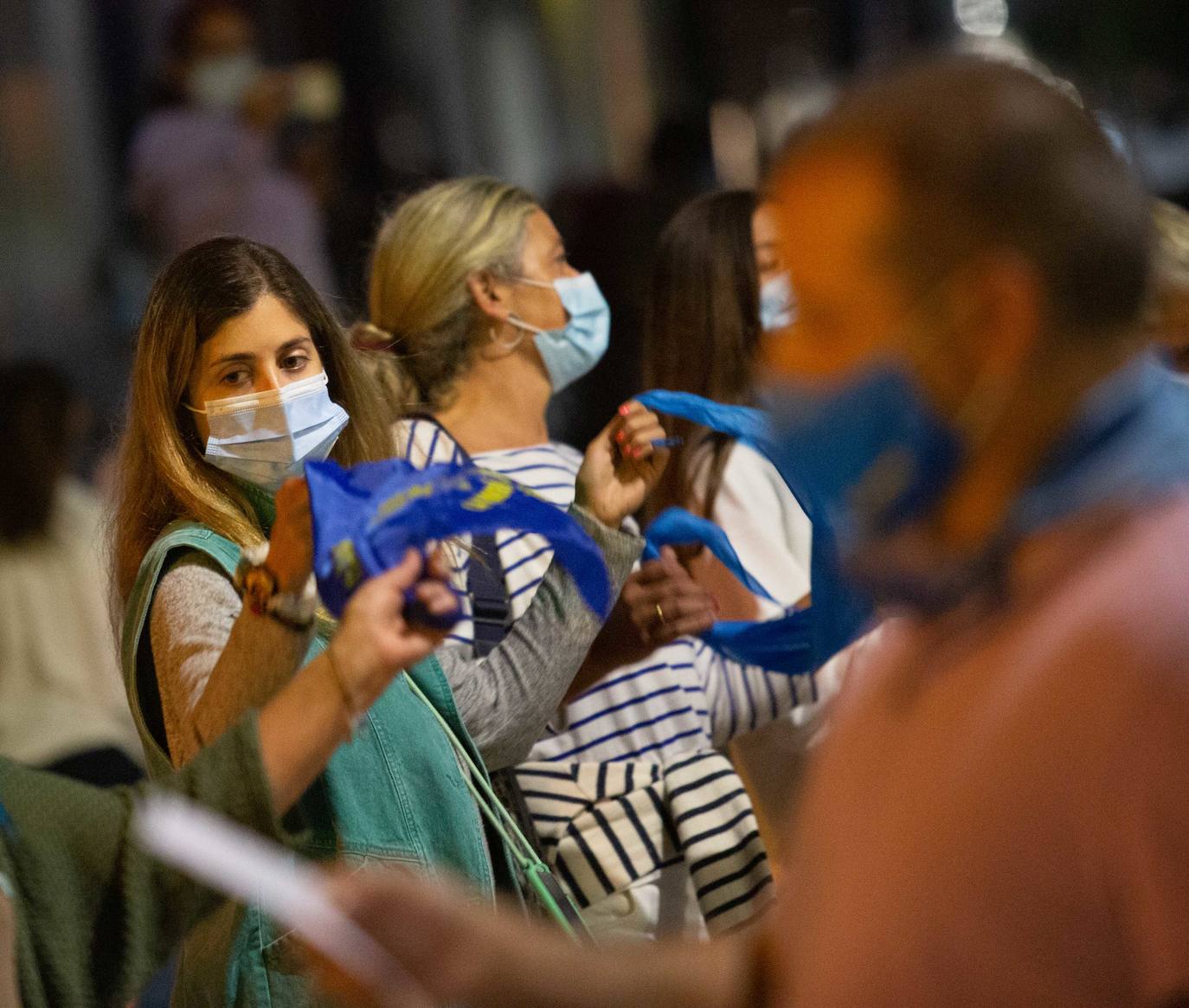 Medio centenar de sierenses se congregaron en el parque Alfonso X El Sabio para bailar la Danza Prima y cerrar así la edición de la fiesta de prao más famosa. Los romeros mantuvieron la distancia interpersonal con pañuelos azules, pero ello no les impidió disfrutar del tradicional baile asturiano y sentirse más unidos que nunca