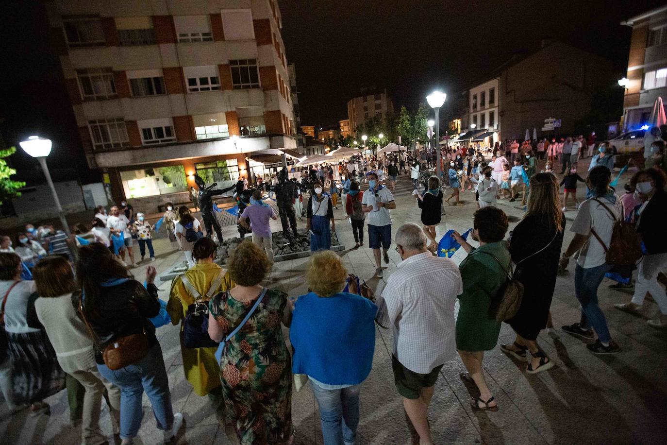 Medio centenar de sierenses se congregaron en el parque Alfonso X El Sabio para bailar la Danza Prima y cerrar así la edición de la fiesta de prao más famosa. Los romeros mantuvieron la distancia interpersonal con pañuelos azules, pero ello no les impidió disfrutar del tradicional baile asturiano y sentirse más unidos que nunca