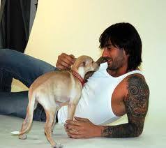 Melendi abraza a su 'mejor amigo'.