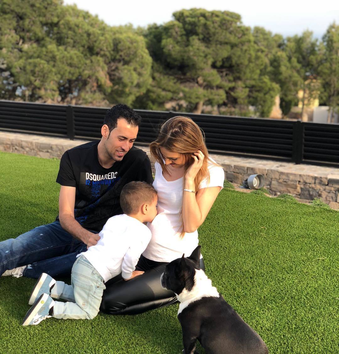 Sergio Busquets y su familia con su mascota.