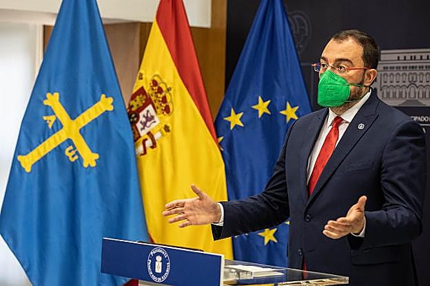 Adrián Barbón, durante su intervención inicial en la rueda de prensa en la que repasó los dos primeros años de su mandato, ayer. 