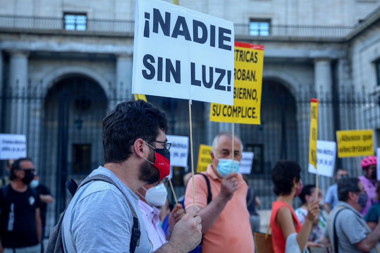Protesta de usuarios contra la subida de la luz. 