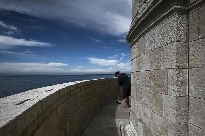 El faro de Cordouan, conocido como 'el Versalles del mar', es el faro francés más antiguo en funcionamiento. De estilo renacentista, esta atalaya de más de 67 metros de altura, está situada en un islote y es un monumento histórico perteneciente a Le Verdon-sur-Mer, en la región de Aquitania. Presta servicio desde 1611 y se puede visitar tras un trayecto en barco de 45 minutos. Una vez dentro, 301 escalones guían al visitante hasta el balcón de la linterna.