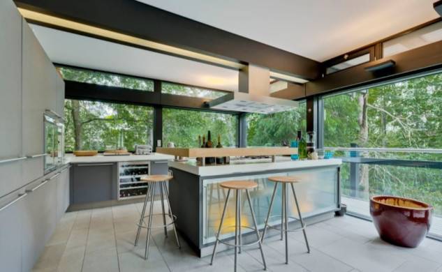 Antonio Banderas ha decidido regresar a su tierra natal, Málaga, donde ha puesto en marcha diferentes iniciativas profesionales y donde dice, está su «proyecto vital». Ahora ha dado un paso más y ha puesto a la venta la casa londinense a la que se mudó en 2015. Su precio es de 3,5 millones de euros. 