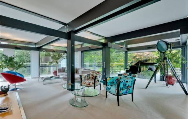 Antonio Banderas ha decidido regresar a su tierra natal, Málaga, donde ha puesto en marcha diferentes iniciativas profesionales y donde dice, está su «proyecto vital». Ahora ha dado un paso más y ha puesto a la venta la casa londinense a la que se mudó en 2015. Su precio es de 3,5 millones de euros. 