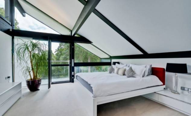 Antonio Banderas ha decidido regresar a su tierra natal, Málaga, donde ha puesto en marcha diferentes iniciativas profesionales y donde dice, está su «proyecto vital». Ahora ha dado un paso más y ha puesto a la venta la casa londinense a la que se mudó en 2015. Su precio es de 3,5 millones de euros. 