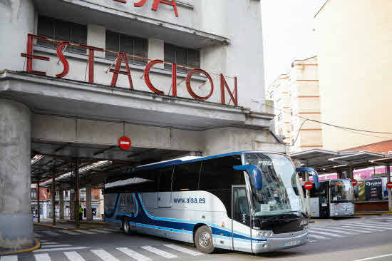 Autocar de Alsa en la Estación de Autobuses de Gijón.