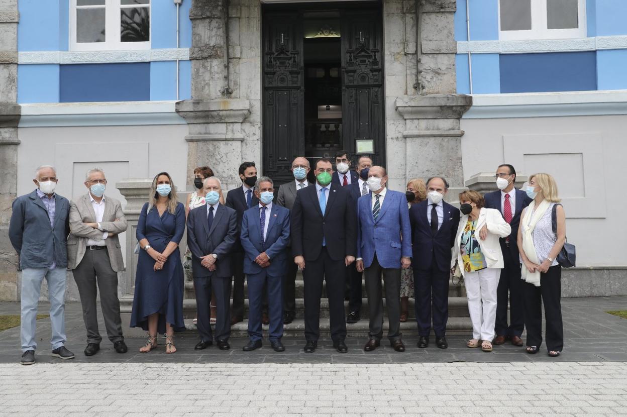 Foto de familia de los asistentes a los III Encuentros Hispano Americanos, a la entrada de la casa principal de la Quinta Guadalupe, en Colombres. 