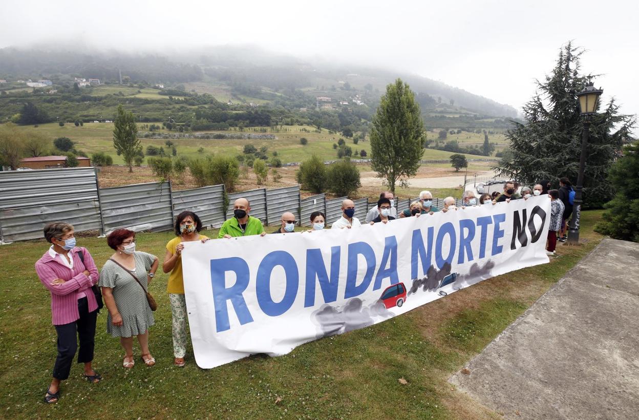 Representantes de colectivos vecinales con la pancarta 'Ronda Norte no', a los pies del Naranco, ayer. 