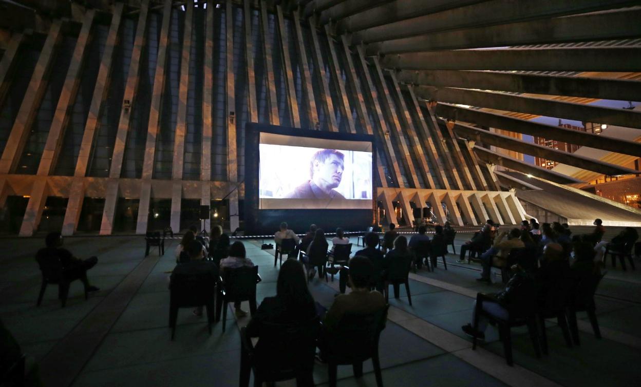 La gran pantalla en el Palacio de Congresos acogieron la proyección de 'Blade Runner'. 
