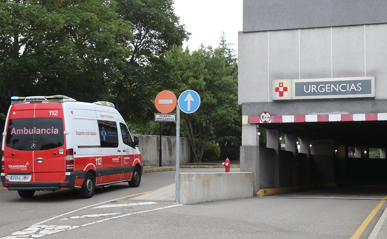 Una ambulancia entra en el servicio de Urgencias del Hospital de Cabueñes de Gijón este jueves.