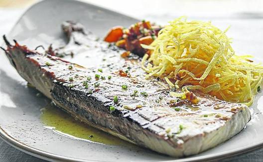 Ventresca a la parrilla de sarmientos con guiso de rebozuelos y patata paja de Mamáguaja de Gijón.