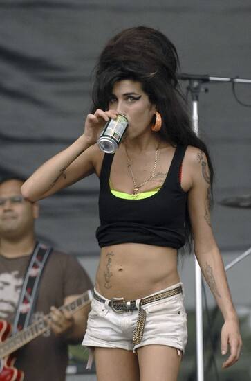 Diez años se cumplen de la prematura muerte de la diva del soul, Amy Winehouse. El jazz fue el primer amor de la cantante británica, aunque más tarde sus adicciones la llevarían camino del desastre. Con estas fotografías recordamos a la irremplazable 'leona' de Camdem Town.