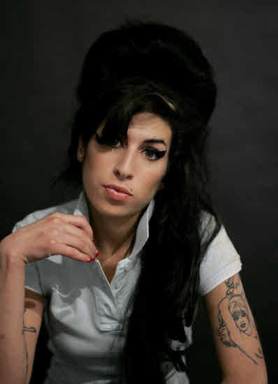 Diez años se cumplen de la prematura muerte de la diva del soul, Amy Winehouse. El jazz fue el primer amor de la cantante británica, aunque más tarde sus adicciones la llevarían camino del desastre. Con estas fotografías recordamos a la irremplazable 'leona' de Camdem Town.