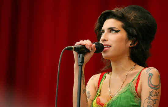 Diez años se cumplen de la prematura muerte de la diva del soul, Amy Winehouse. El jazz fue el primer amor de la cantante británica, aunque más tarde sus adicciones la llevarían camino del desastre. Con estas fotografías recordamos a la irremplazable 'leona' de Camdem Town.