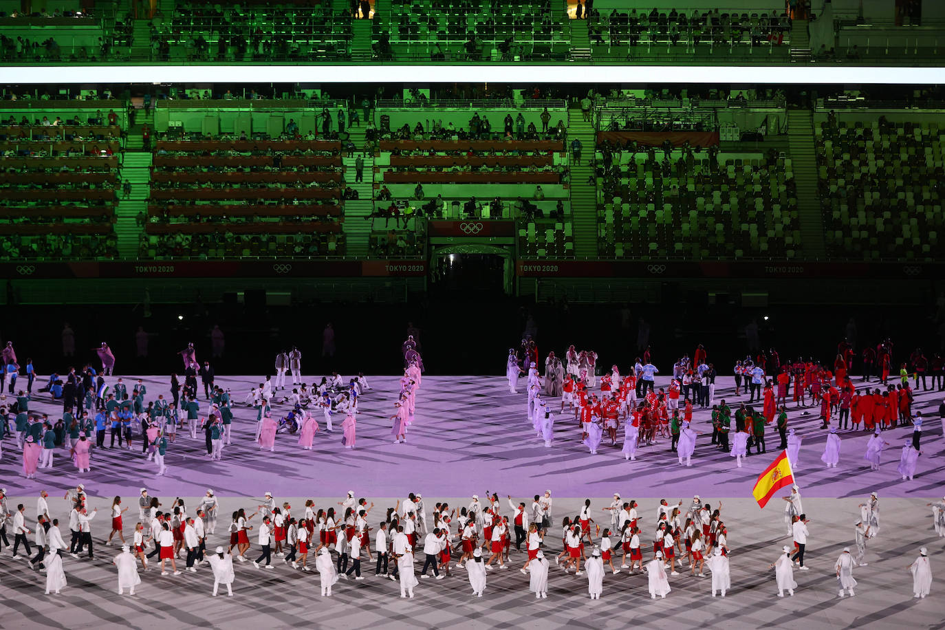 Saúl Craviotto y Mireia Belmonte, abanderados de España durante el desfile inaugural en el Estadio Olímpico.