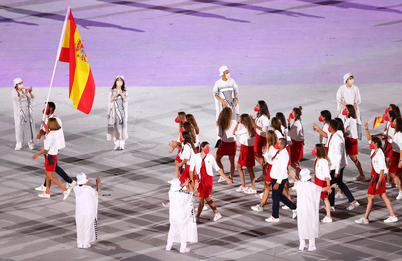 Saúl Craviotto y Mireia Belmonte, abanderados de España durante el desfile inaugural en el Estadio Olímpico.