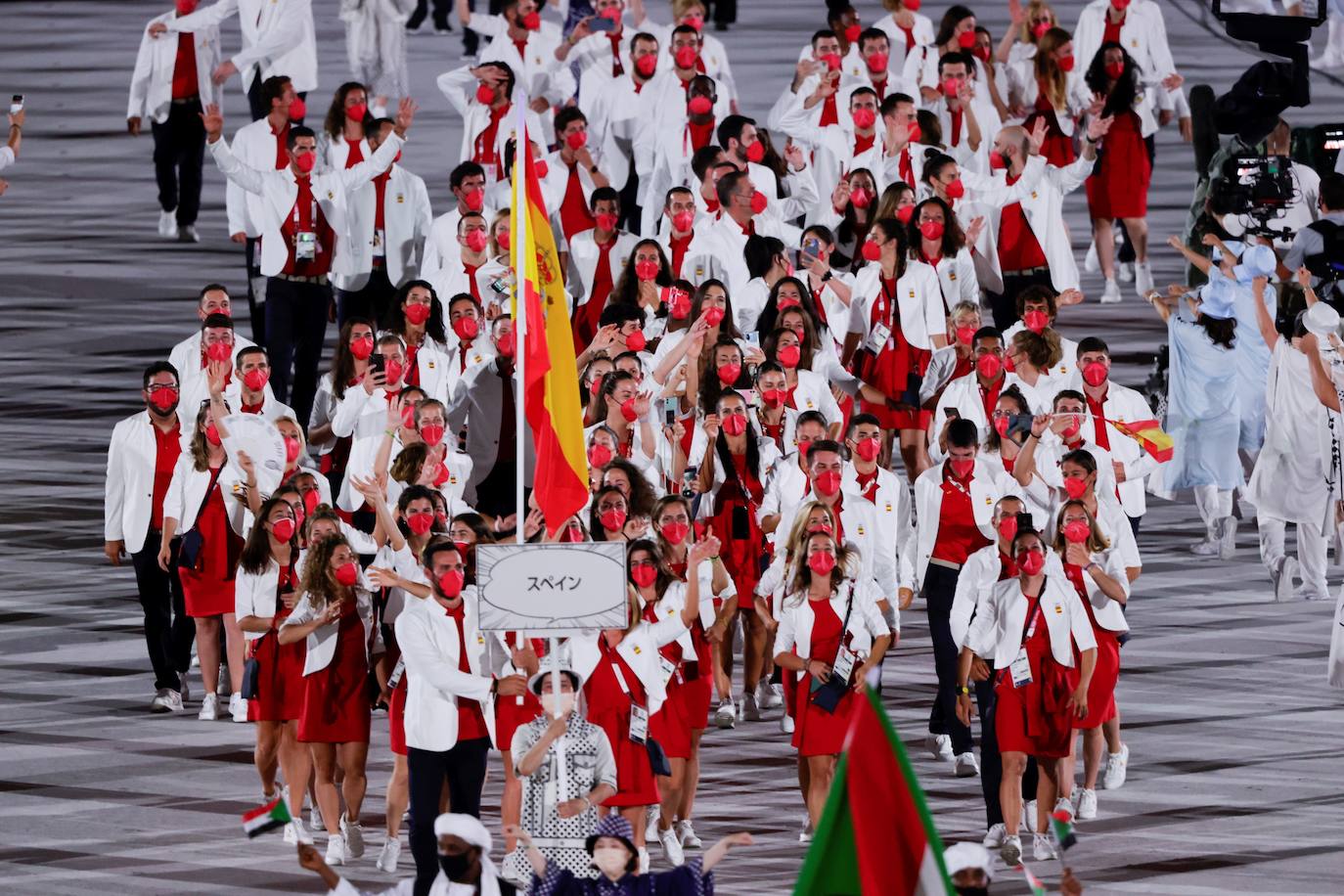 Saúl Craviotto y Mireia Belmonte, abanderados de España durante el desfile inaugural en el Estadio Olímpico.