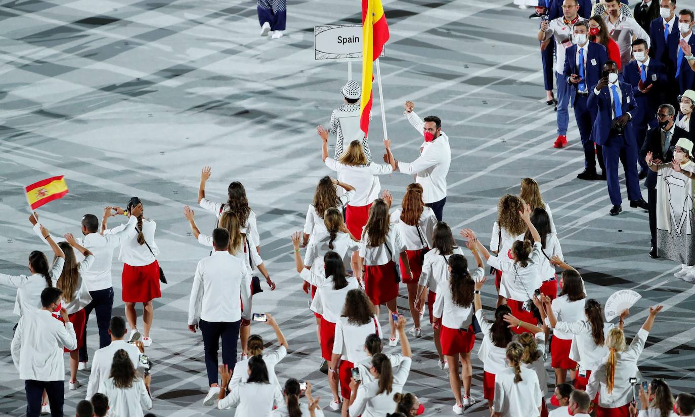 Saúl Craviotto y Mireia Belmonte, abanderados de España durante el desfile inaugural en el Estadio Olímpico.