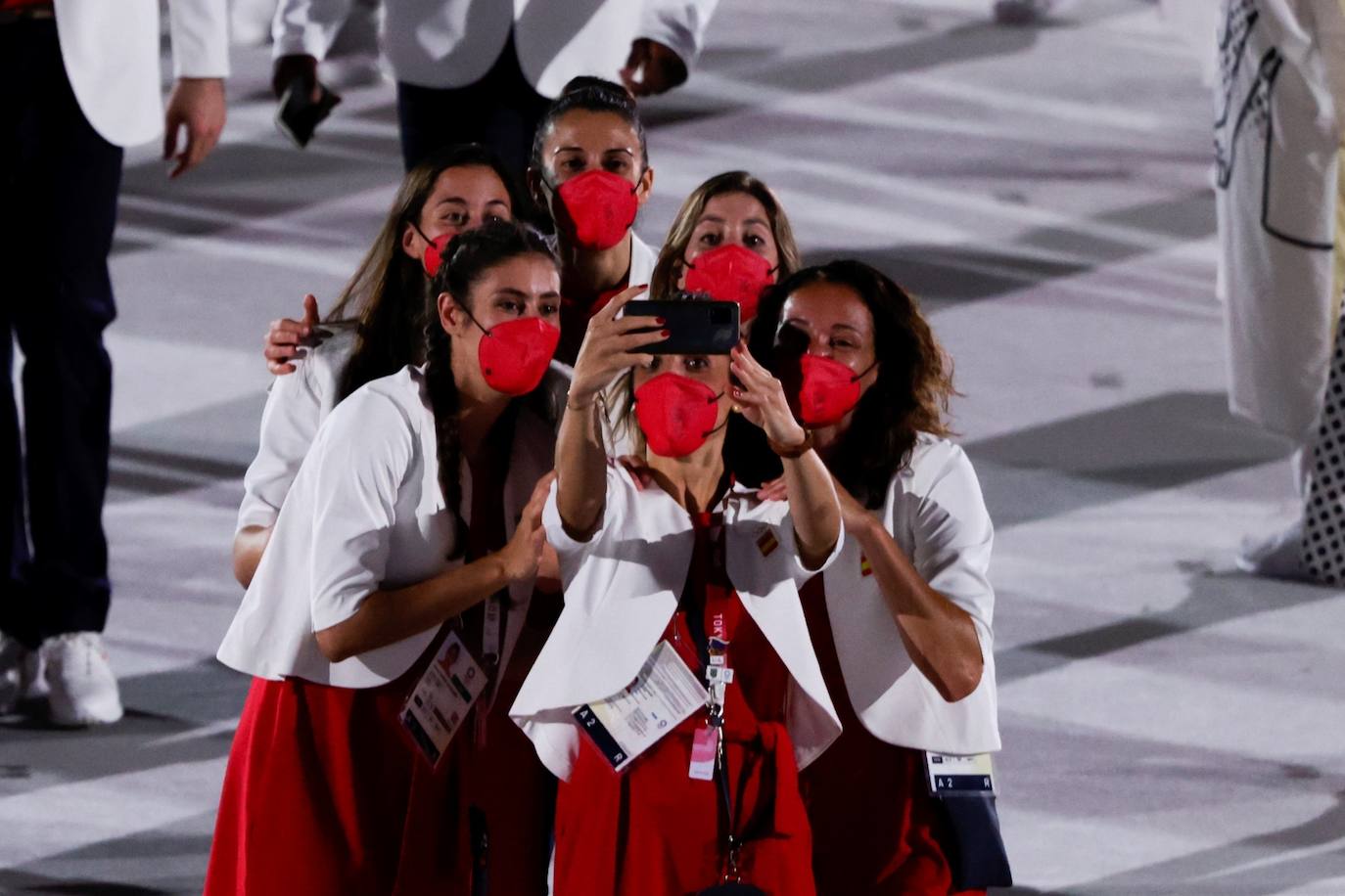 Saúl Craviotto y Mireia Belmonte, abanderados de España durante el desfile inaugural en el Estadio Olímpico.