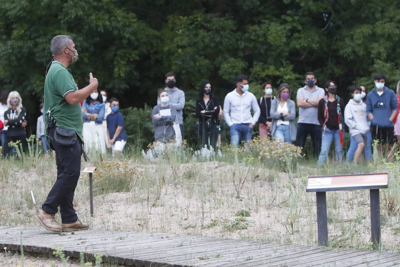 Anoche tuvo lugar la primersa sesión de Nocturnia, donde las aves rapaces ofrecieron una visita guiada a los turistas, además de una velada informativa donde los distintos búhos del grupo Aviar brillaron con luz propia bajo la atenta mirada de los espectadores. Además, durante la velada los asistentes tuvieron la ocasión de aprende run poco más sobre las costumbres y hábitos de las aves rapaces, así como los motivos por los que estas se encuentran en riesgo de extinción debido a la acción humana y el cambio climático. Una noche mágica que enseña la importancia del medioambiente.