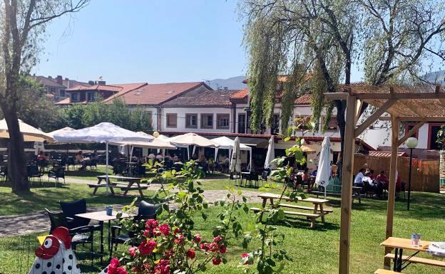 Terraza de El Gallineru en Villaviciosa