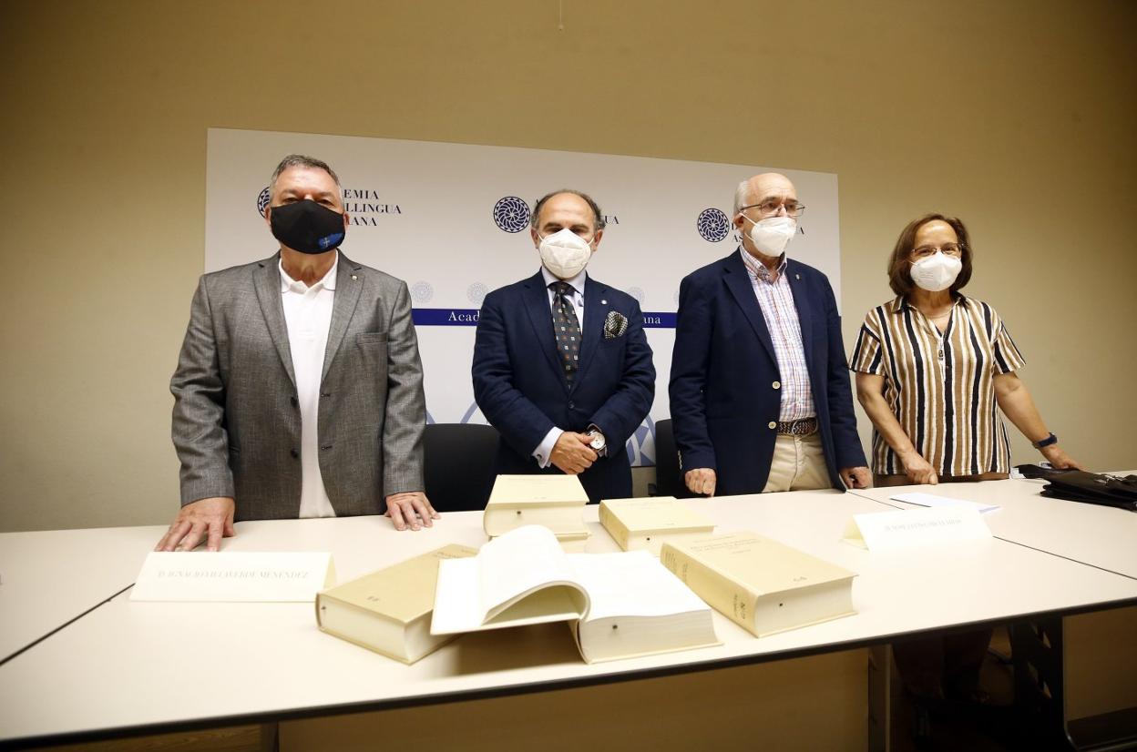 Xosé Antón González, Ignacio Villaverde, Xosé Luis García y Ana Cano, con el diccionario etimológico. 