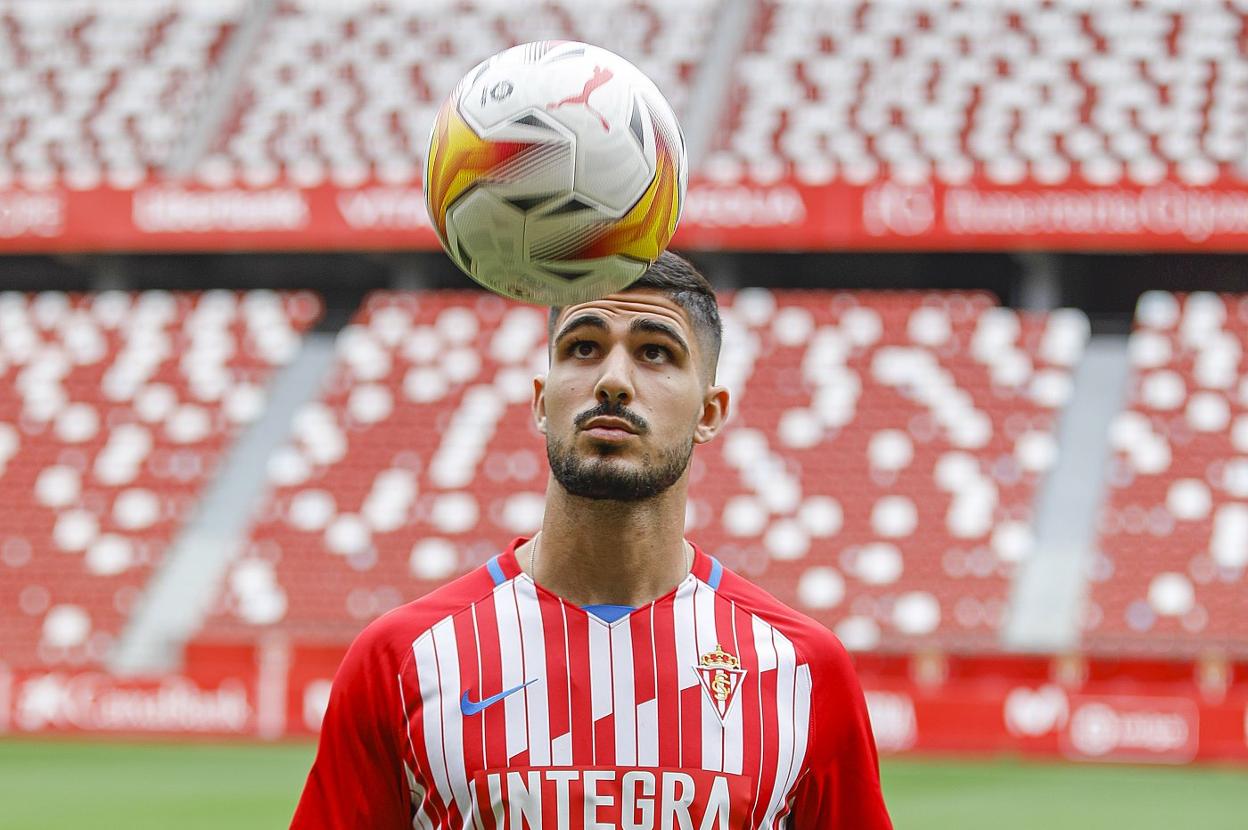 Juan Berrocal pisó ayer El Molinón para hacer su presentación como nuevo jugador del Sporting.