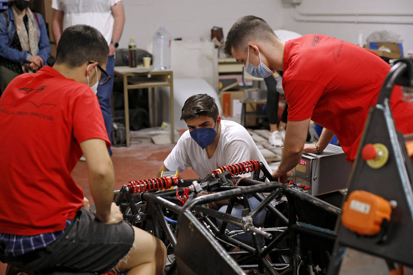 El primer coche eléctrico diseñado y construido en la EPI ya ha recorrido sus primeros metros. Las pruebas se realizaron esta misma semana y los alumnos que forman parte del equipo de Formula Student Uniovi eTech Racing celebran un hito que les permite, además, avanzar en el campeonato nacional. 