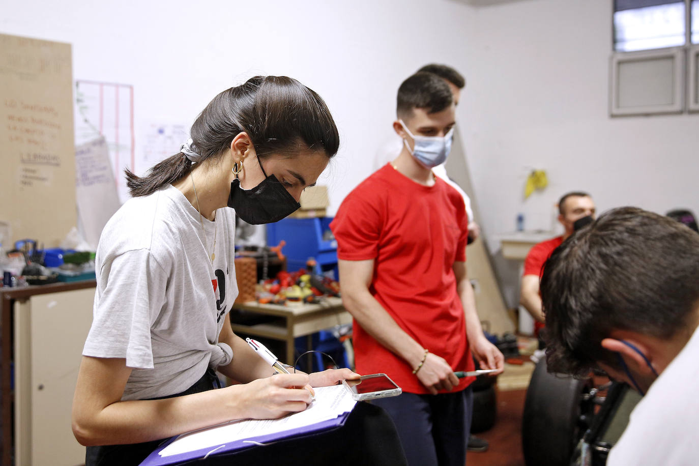 El primer coche eléctrico diseñado y construido en la EPI ya ha recorrido sus primeros metros. Las pruebas se realizaron esta misma semana y los alumnos que forman parte del equipo de Formula Student Uniovi eTech Racing celebran un hito que les permite, además, avanzar en el campeonato nacional. 