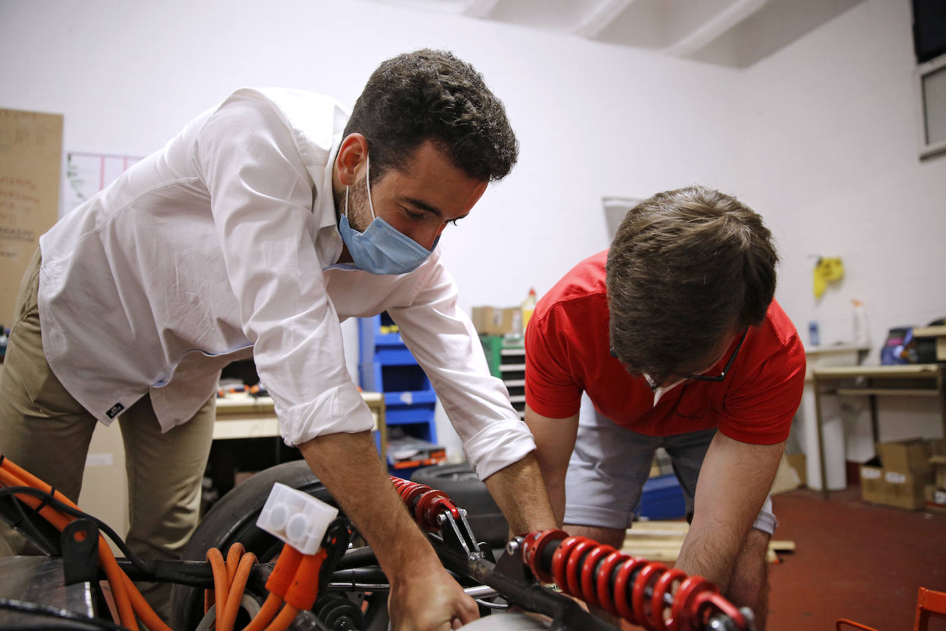 El primer coche eléctrico diseñado y construido en la EPI ya ha recorrido sus primeros metros. Las pruebas se realizaron esta misma semana y los alumnos que forman parte del equipo de Formula Student Uniovi eTech Racing celebran un hito que les permite, además, avanzar en el campeonato nacional. 