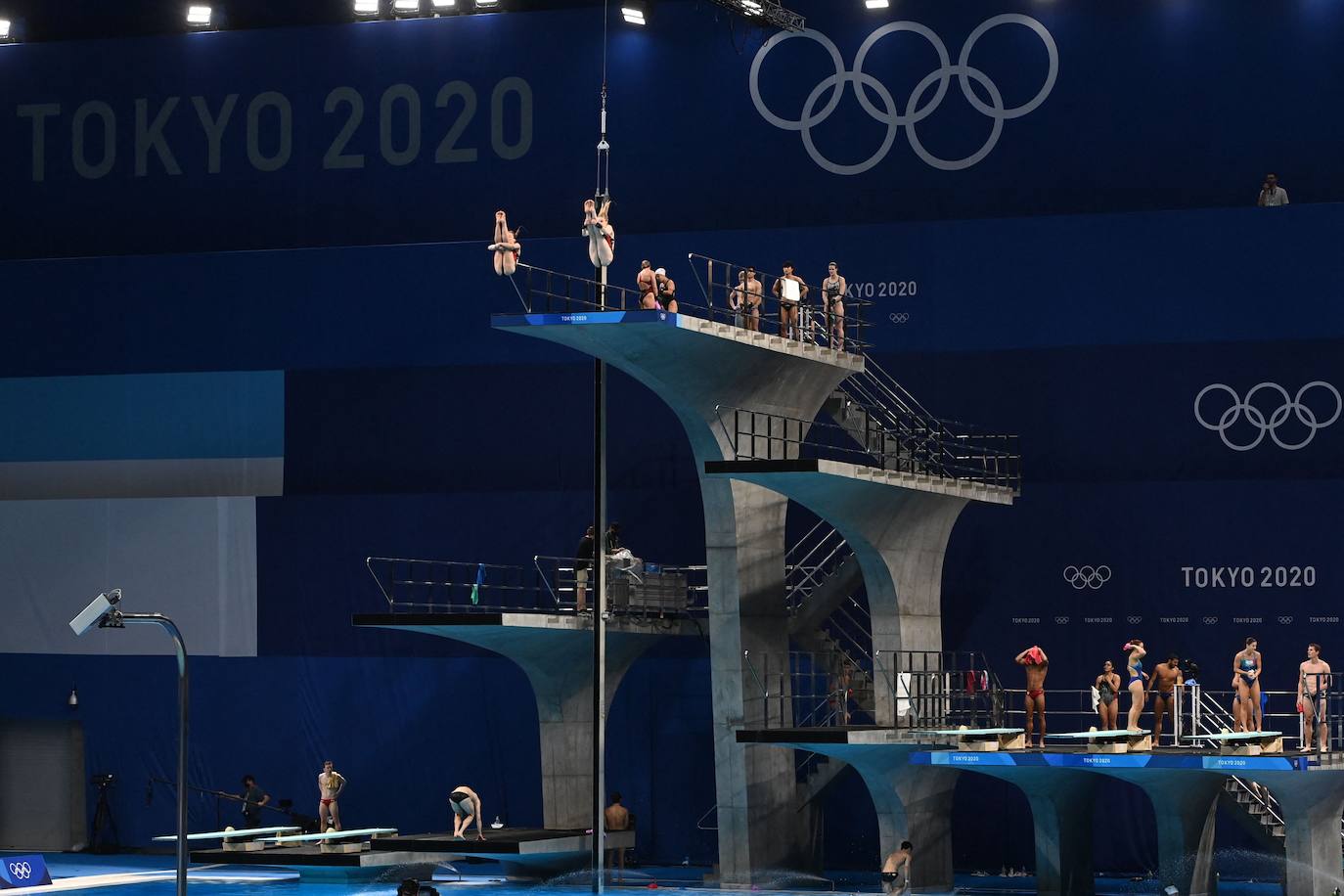 Los Juegos que más se han demorado han dado finalmente arranque tras más de un año. La ceremonia de inauguración, en la que las delegaciones desfilan cada cuatro años ante unas gradas entusiastas, fue en esta ocasión un acto desangelado, debido a la ausencia de público en las competiciones. Sin embargo, algunos rituales se repitieron, como el del encendido del pebetero, uno de los secretos mejor guardados en cada cita y que en esta ocasión consistió en un recipiente esférico inspirado en el Sol. La delegación española, de la que se muestran imágenes, estuvo abanderada por el palista Saúl Craviotto y la nadadora Mireia Belmonte.