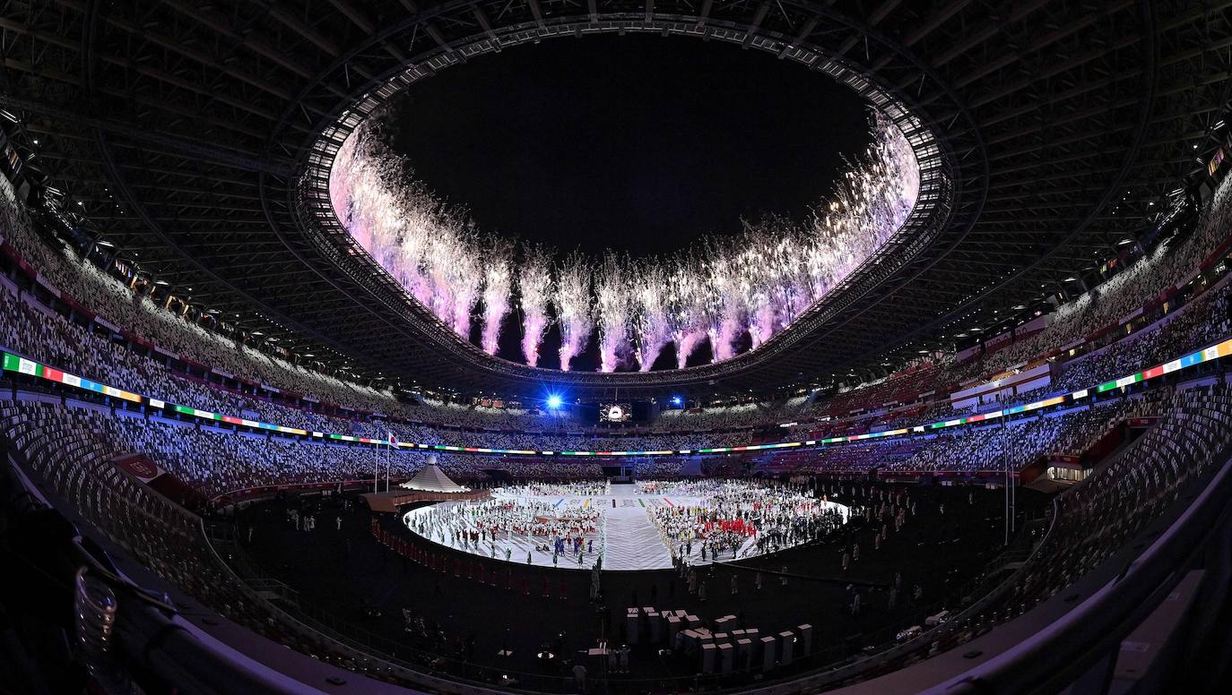 Los Juegos que más se han demorado han dado finalmente arranque tras más de un año. La ceremonia de inauguración, en la que las delegaciones desfilan cada cuatro años ante unas gradas entusiastas, fue en esta ocasión un acto desangelado, debido a la ausencia de público en las competiciones. Sin embargo, algunos rituales se repitieron, como el del encendido del pebetero, uno de los secretos mejor guardados en cada cita y que en esta ocasión consistió en un recipiente esférico inspirado en el Sol. La delegación española, de la que se muestran imágenes, estuvo abanderada por el palista Saúl Craviotto y la nadadora Mireia Belmonte.