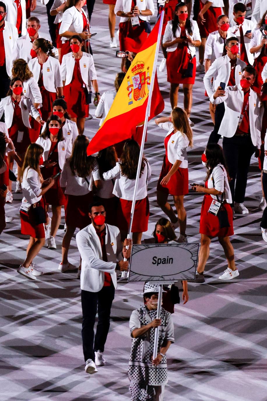 Los Juegos que más se han demorado han dado finalmente arranque tras más de un año. La ceremonia de inauguración, en la que las delegaciones desfilan cada cuatro años ante unas gradas entusiastas, fue en esta ocasión un acto desangelado, debido a la ausencia de público en las competiciones. Sin embargo, algunos rituales se repitieron, como el del encendido del pebetero, uno de los secretos mejor guardados en cada cita y que en esta ocasión consistió en un recipiente esférico inspirado en el Sol. La delegación española, de la que se muestran imágenes, estuvo abanderada por el palista Saúl Craviotto y la nadadora Mireia Belmonte.
